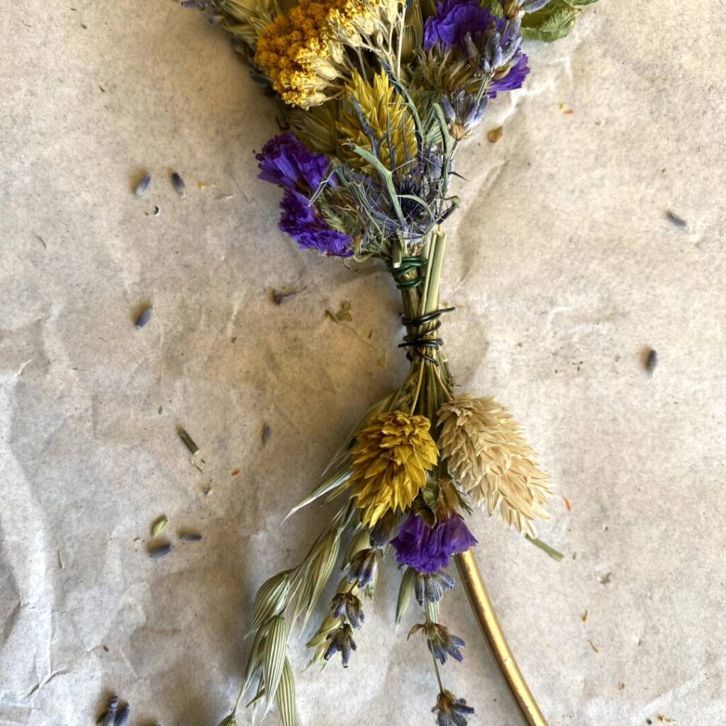 Boho-Kranz aus Trockenblumen - Endstück, Anleitung