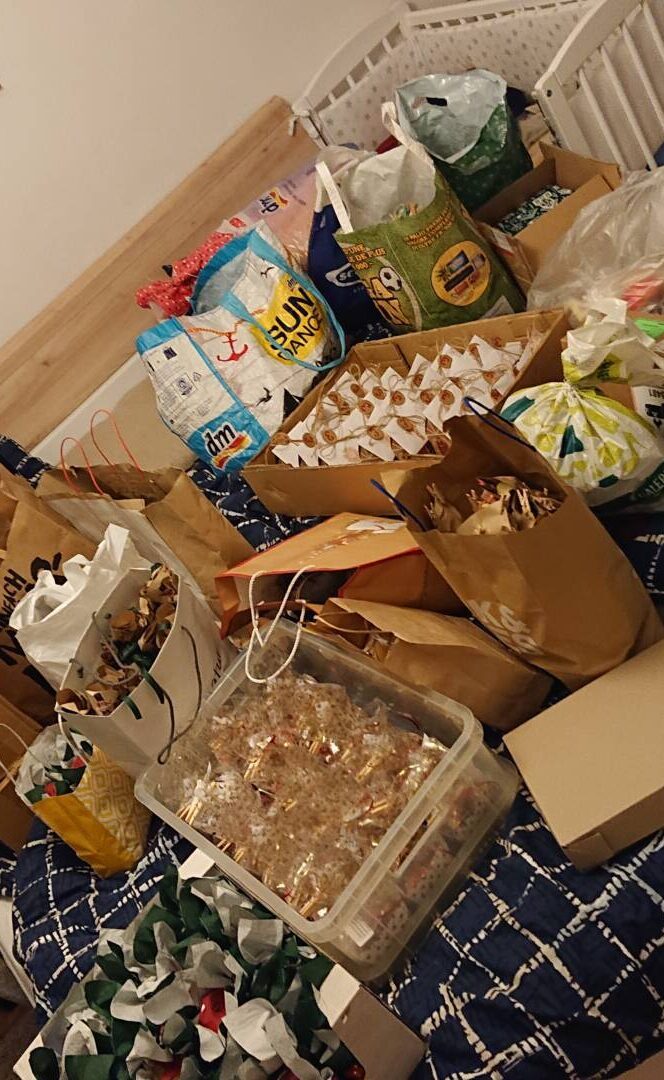 einige der abgegebenen Geschenke, bereit zusammengestellt zu werden.