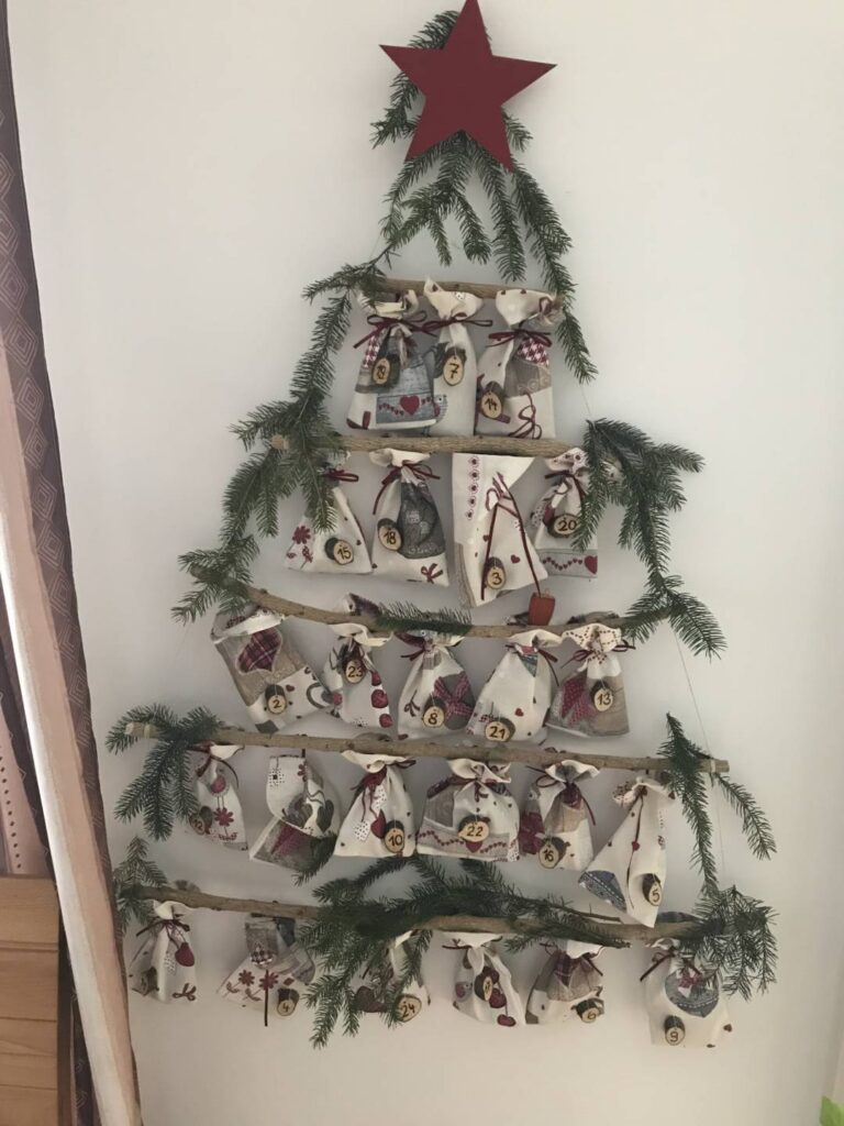 Adventskalender mit Ästen
