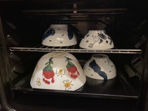 Porzellanschalen im Ofen