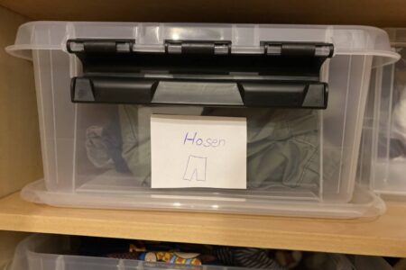Beschriftete Kiste - Hosen