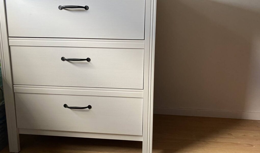Ein Sideboard für Kinderkleidung ist super geeignet für Babys - vor allem, wenn direkt darüber die Wickelkommode ist. Doch was eignet sich für ein Kindergartenkind?