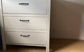 Ein Sideboard für Kinderkleidung ist super geeignet für Babys - vor allem, wenn direkt darüber die Wickelkommode ist. Doch was eignet sich für ein Kindergartenkind?