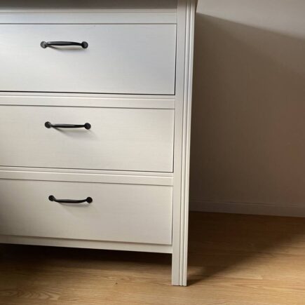 Ein Sideboard für Kinderkleidung ist super geeignet für Babys - vor allem, wenn direkt darüber die Wickelkommode ist. Doch was eignet sich für ein Kindergartenkind?