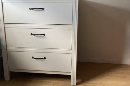Ein Sideboard für Kinderkleidung ist super geeignet für Babys - vor allem, wenn direkt darüber die Wickelkommode ist. Doch was eignet sich für ein Kindergartenkind?