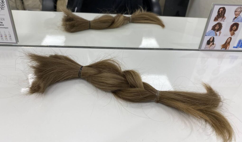 ein 27 Zemtimeter langer Zopf abgeschnittener Haare als Spende für eine Echthaarperrücke