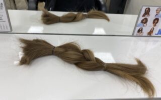 ein 27 Zemtimeter langer Zopf abgeschnittener Haare als Spende für eine Echthaarperrücke