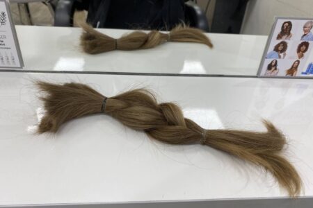 ein 27 Zemtimeter langer Zopf abgeschnittener Haare als Spende für eine Echthaarperrücke
