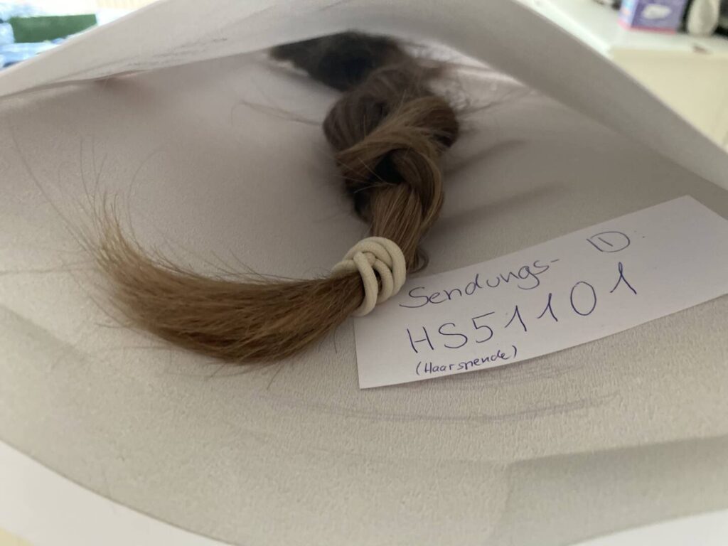 Haarspende im Umschlag, fertig für den Versand