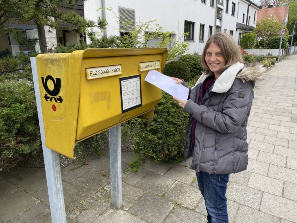 Vor dem Briefkasten
