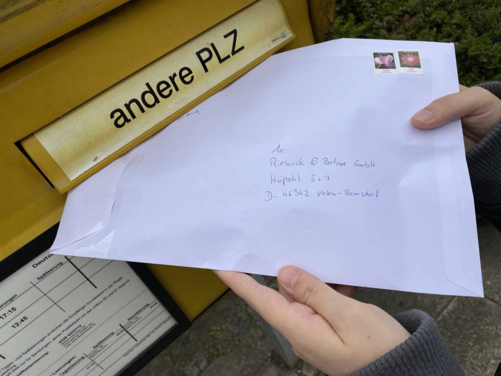Die Haarspende wird im Briefumschlag abgeschickt