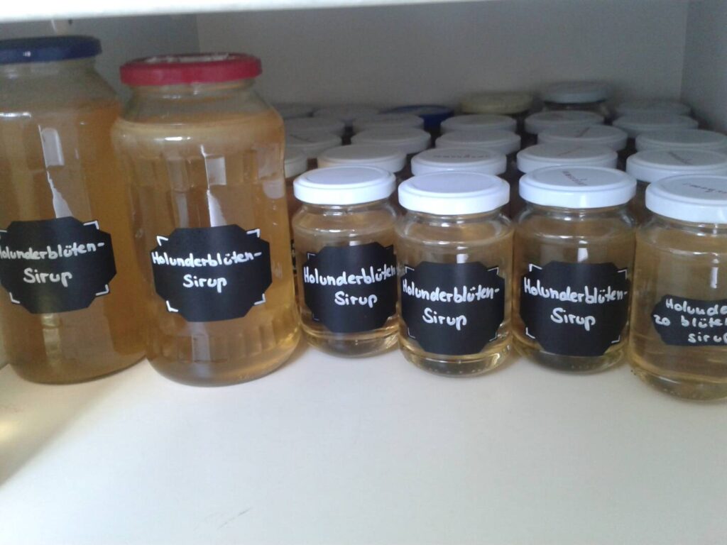 Gläser voll Holunderblütensaft