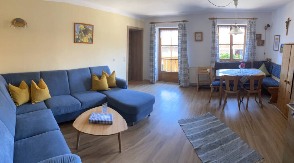 Wohnzimmer mit Essecke und Küche auf dem Bauernhof