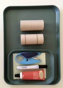 Klopapierrollen, Kleber, Stift, Papier und Kinderschere zum Basteln