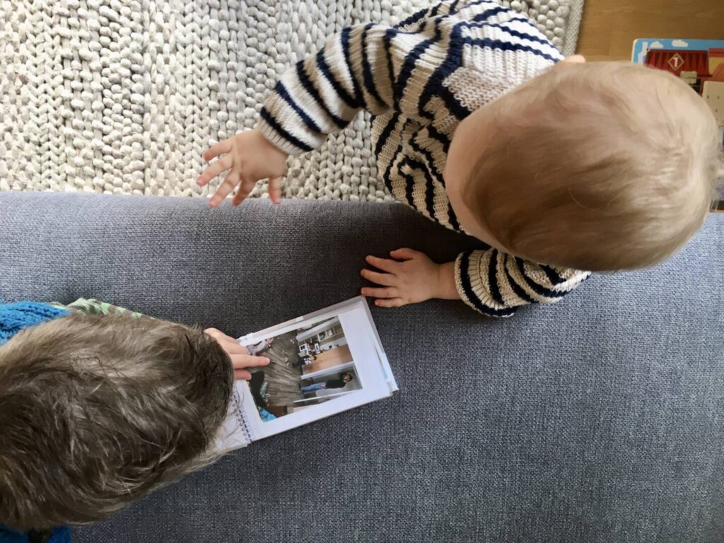Kinder betrachten die Fotos von Bekanntem
