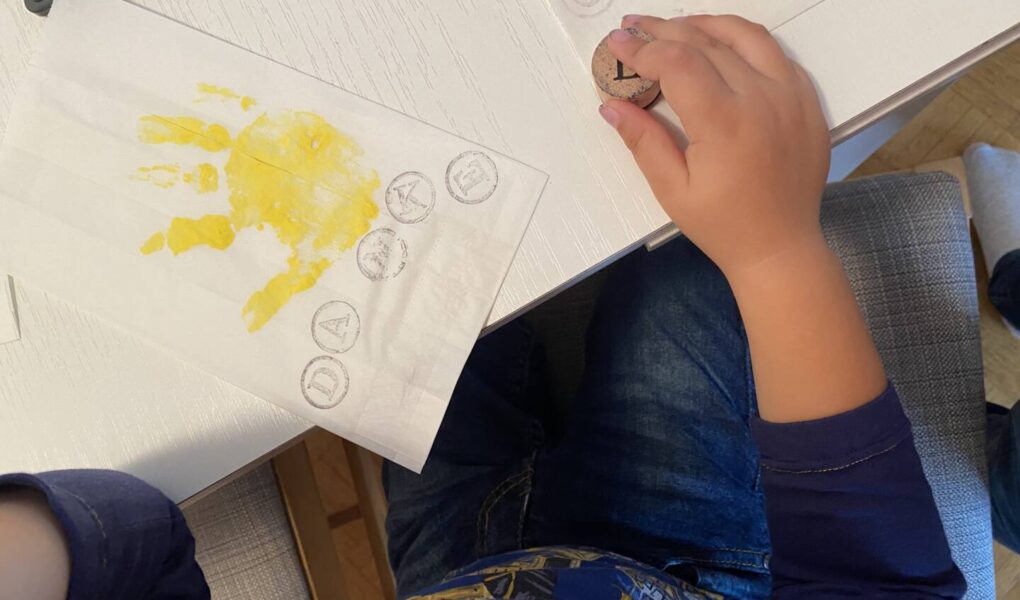 Stempeln - mit Fingerfarbe und Buchstaenstempeln
