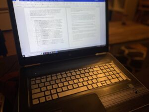Kinderbücher schreiben am Laptop