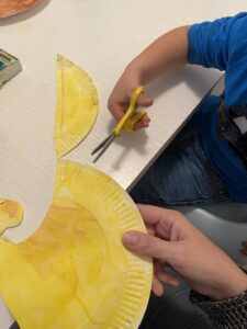 Herbstbastelei mit Kleinkind - Die Nase zuschneiden