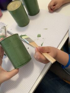 Dosen mit Kindergartenkind mit Akrylfarbe für den Dosenadventskranz anmalen