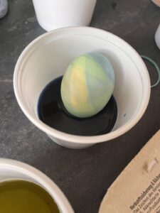 Eier färben mit Farbe und wenden