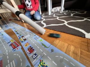 Gemeinsam einen Tunnel basteln