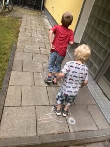 Gemeinsam Parcours hüpfen mit Kindergartenkindern