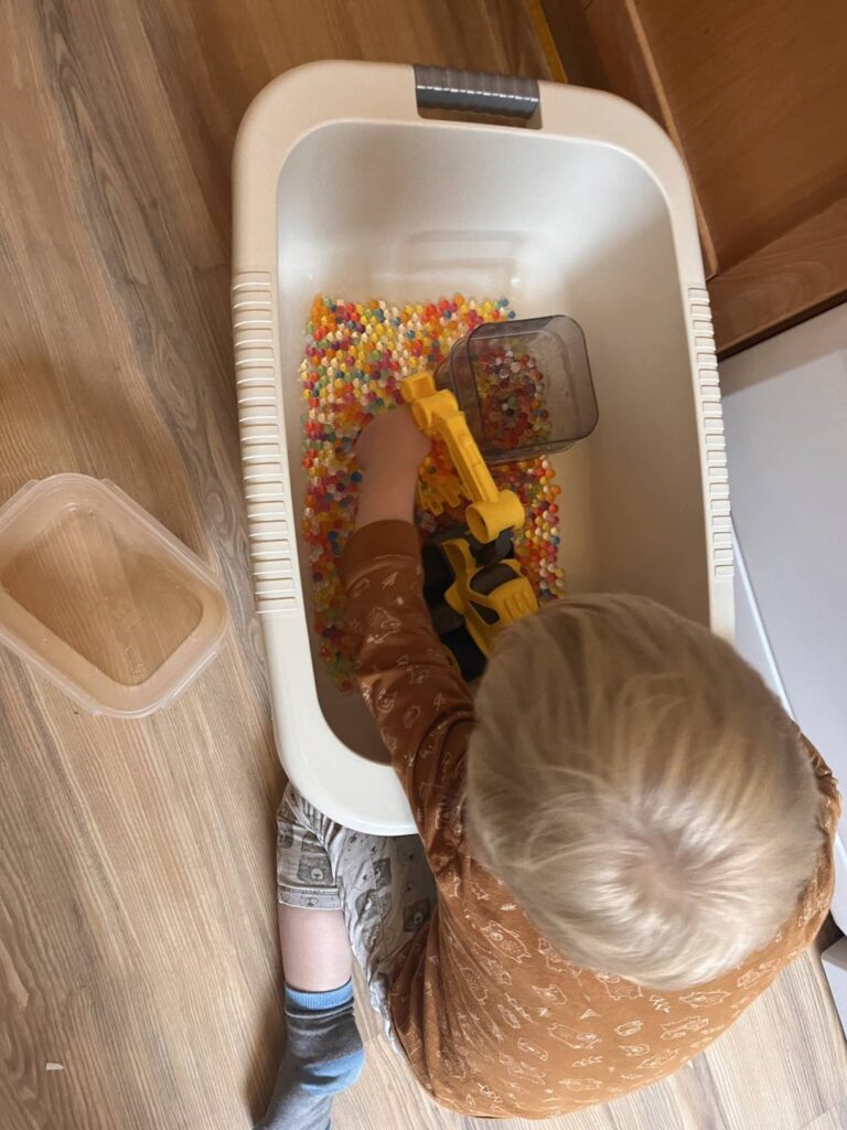 Wasserperlen und Kind - perfekt zum Spielen!