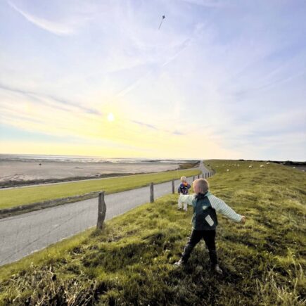 Drachen steigen lassen an der Nordsee - Urlaub für die ganze Familie