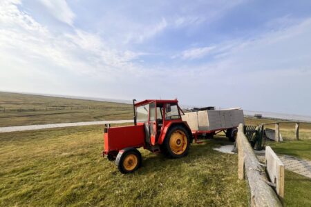 Der Traktor der Pächter - mit ihm fahren sie an's Festland zum Einkaufen, für Arztbesuche u.ä.