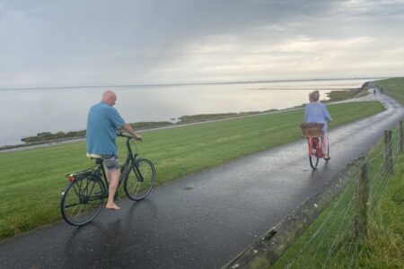 Radfahren am Deich entlang