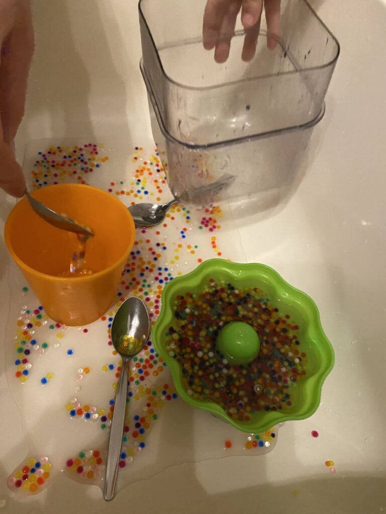 Wasserperlen und Kind - perfekt zum Spielen!