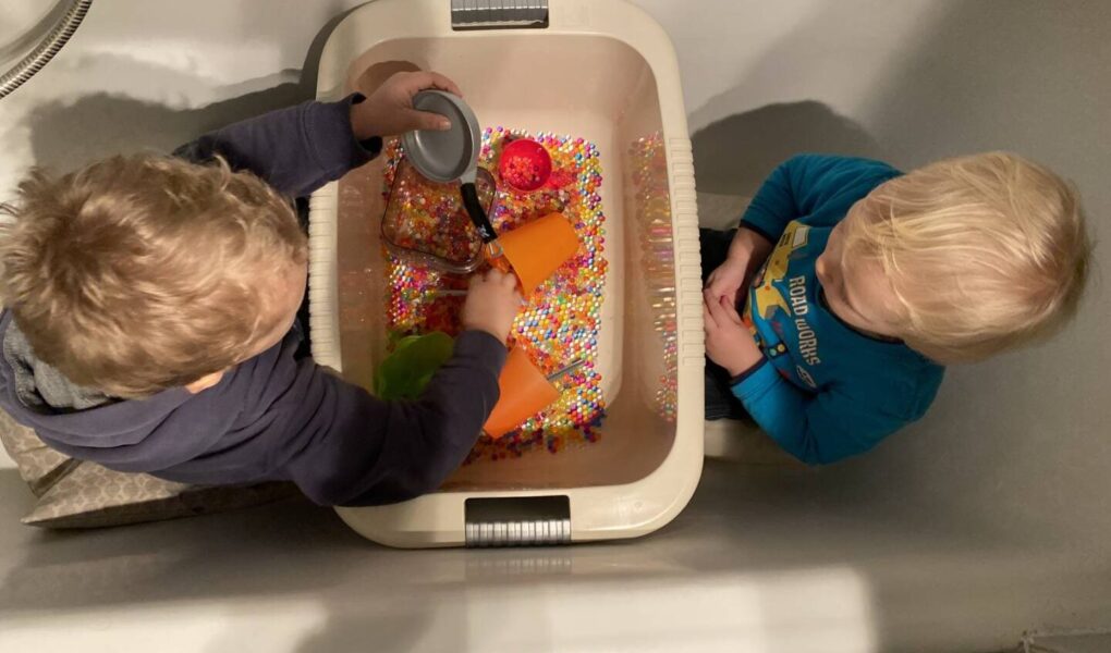Wasserperlen und Kind - perfekt zum Spielen!