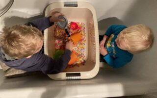 Wasserperlen und Kind - perfekt zum Spielen!