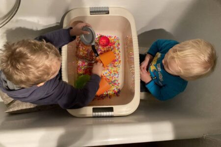 Wasserperlen und Kind - perfekt zum Spielen!