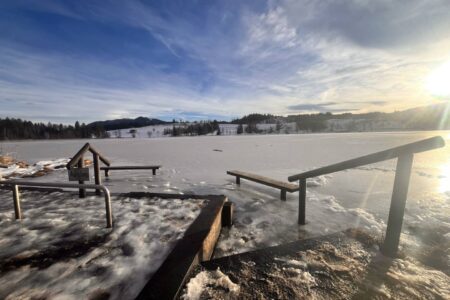Moortretbecken am Bayersoiener See im Winter