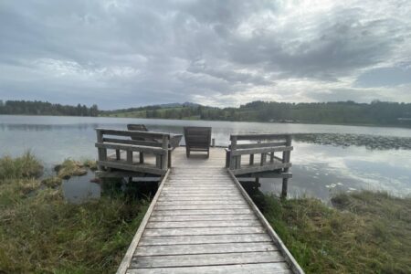 Bayersoiener See Bad Bayersoien – Steg am See in Oberbayern mit Panoramablick