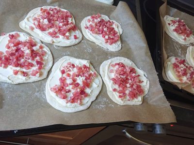 Flammkuchenfladen belegt