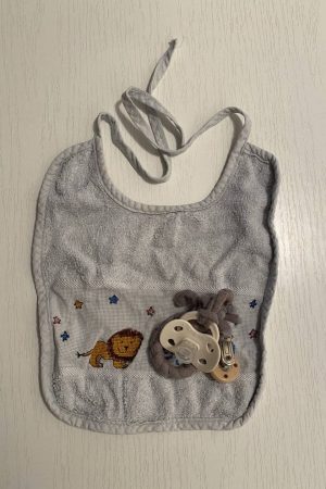 Lätzchen, bestickt mit einem Löwen, Sternen und dem Namen des Kindes